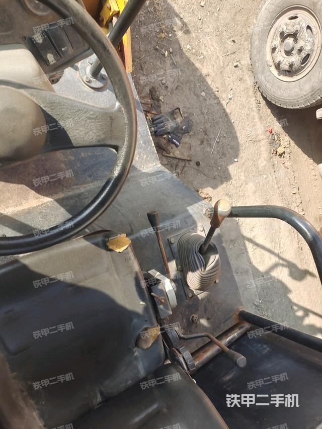 駕駛室內(nèi)座椅、儀表操作手柄全景（壓路機駕駛室）