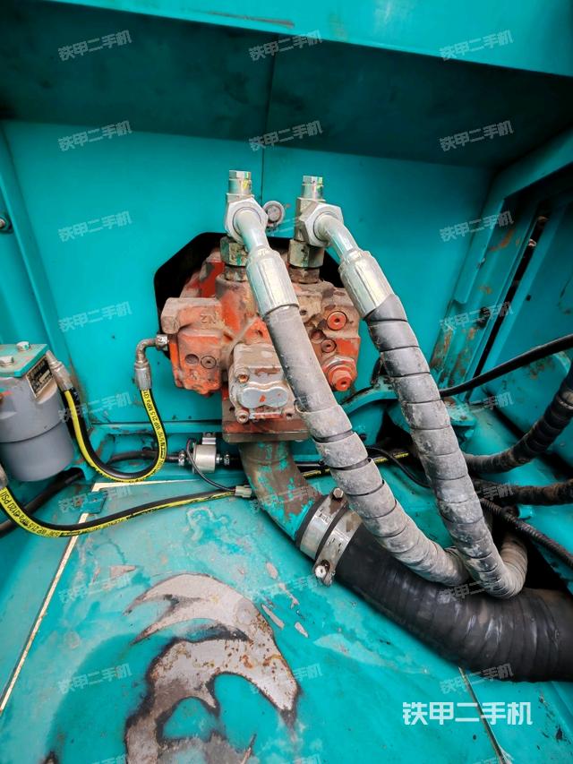 液壓泵艙室正面整體(整機(jī)外觀) 液壓泵艙室正面整體(整機(jī)外觀)