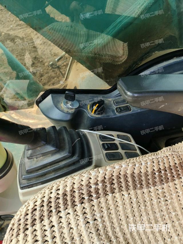 行走控制手柄和踏板?俯拍(駕駛室部分) 行走控制手柄和踏板?俯拍(駕駛室部分)