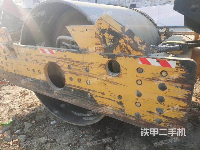 前輪左側(cè)減震塊連接及部件（壓路機(jī)前后車架）