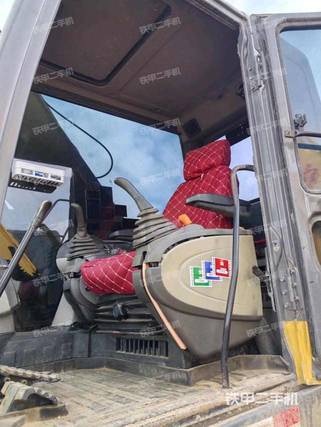 駕駛室整體(整機(jī)外觀) 駕駛室整體(整機(jī)外觀)