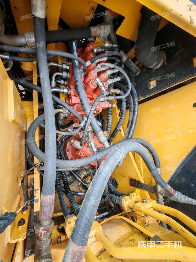 回轉(zhuǎn)馬達(dá)和主控閥(整機(jī)外觀) 回轉(zhuǎn)馬達(dá)和主控閥(整機(jī)外觀)