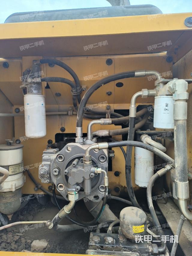 液壓泵艙室正面整體（整機外觀）