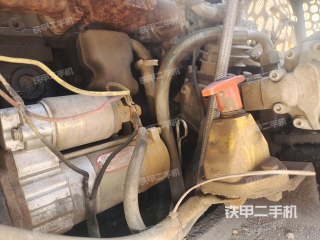 分動箱或變速箱（壓路機發(fā)動機艙）