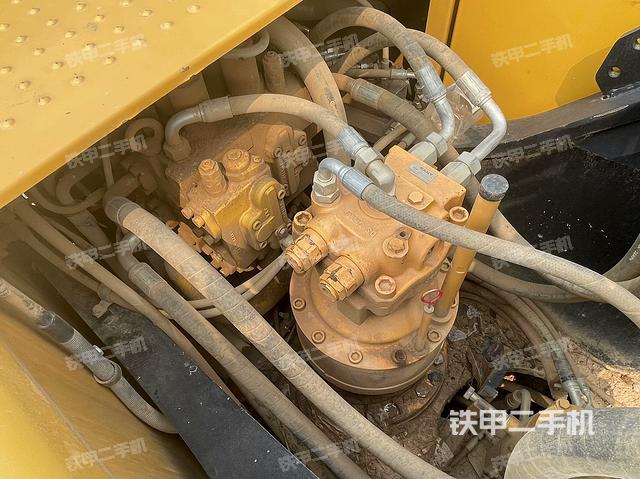 回轉(zhuǎn)馬達(dá)和主控閥(整機(jī)外觀) 回轉(zhuǎn)馬達(dá)和主控閥(整機(jī)外觀)