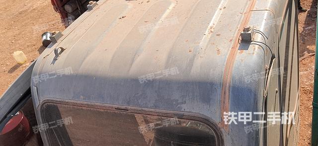 駕駛室頂部(整機(jī)外觀) 駕駛室頂部(整機(jī)外觀)