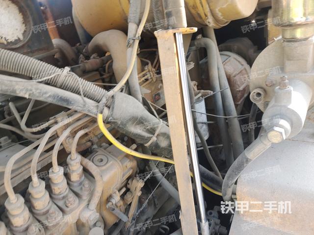 發(fā)動(dòng)機(jī)右側(cè)全景（壓路機(jī)發(fā)動(dòng)機(jī)艙）