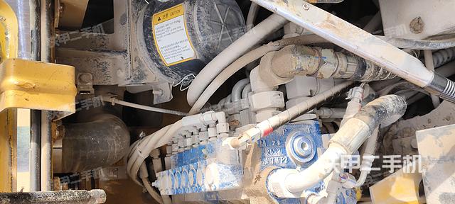 回轉(zhuǎn)馬達(dá)和主控閥（整機(jī)外觀）