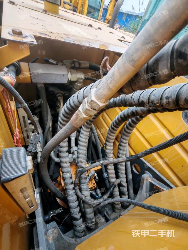 回轉(zhuǎn)馬達(dá)和主控閥（整機(jī)外觀）