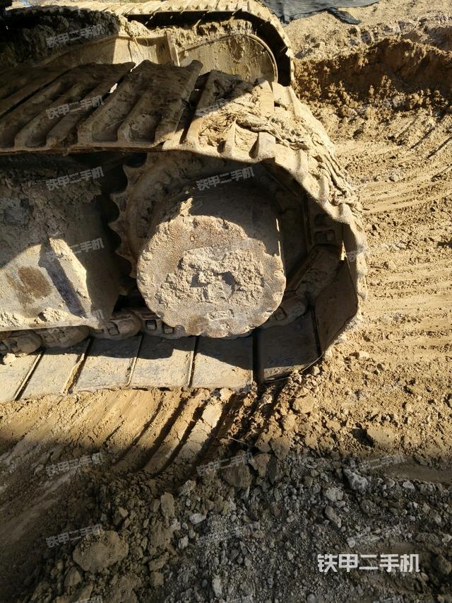 左驅(qū)動輪（行走機構(gòu)）