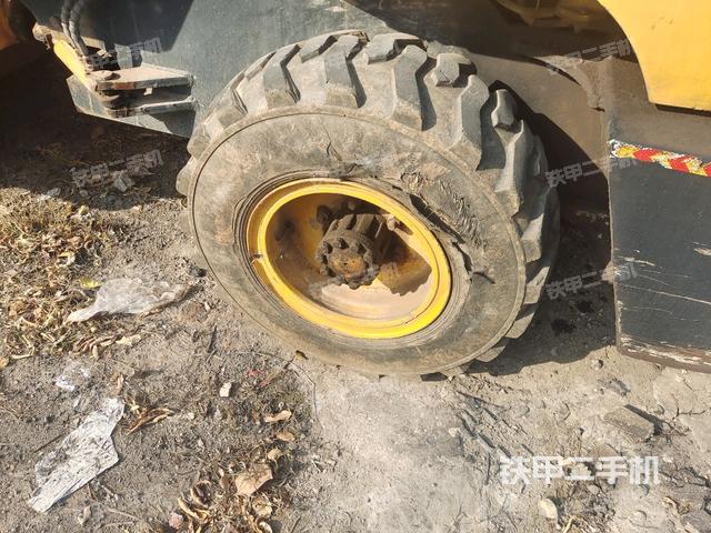 后輪右側(cè)全景（壓路機前后車架）