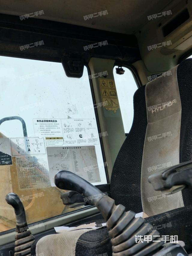 行走控制手柄和踏板?俯拍（駕駛室部分）