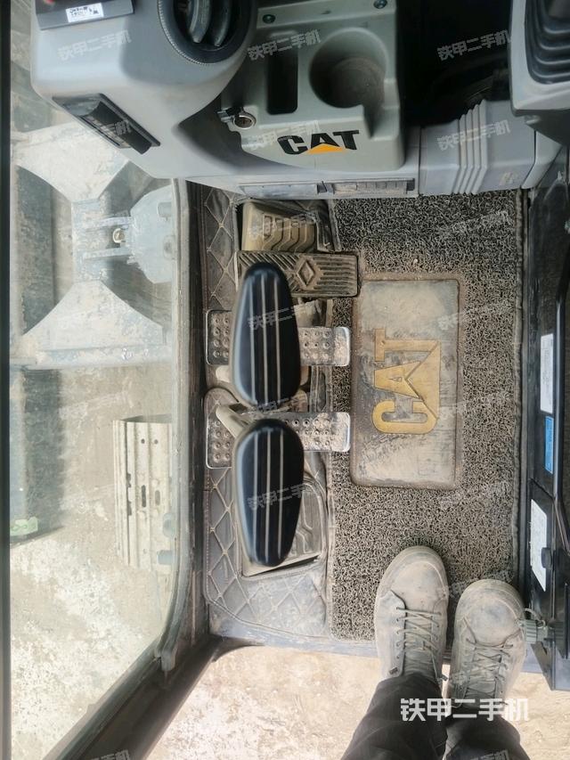 行走控制手柄和踏板?俯拍(駕駛室部分) 行走控制手柄和踏板?俯拍(駕駛室部分)