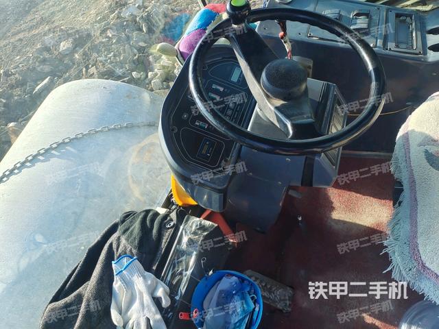 駕駛室內(nèi)座椅、儀表操作手柄全景（壓路機(jī)駕駛室）