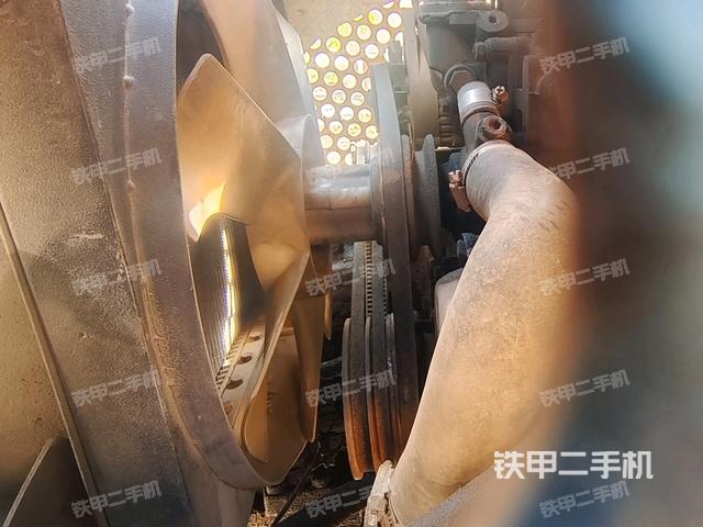 發(fā)動機上部全景（壓路機發(fā)動機艙）