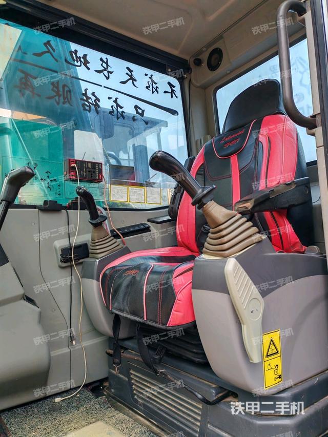 駕駛室整體(整機(jī)外觀) 駕駛室整體(整機(jī)外觀)