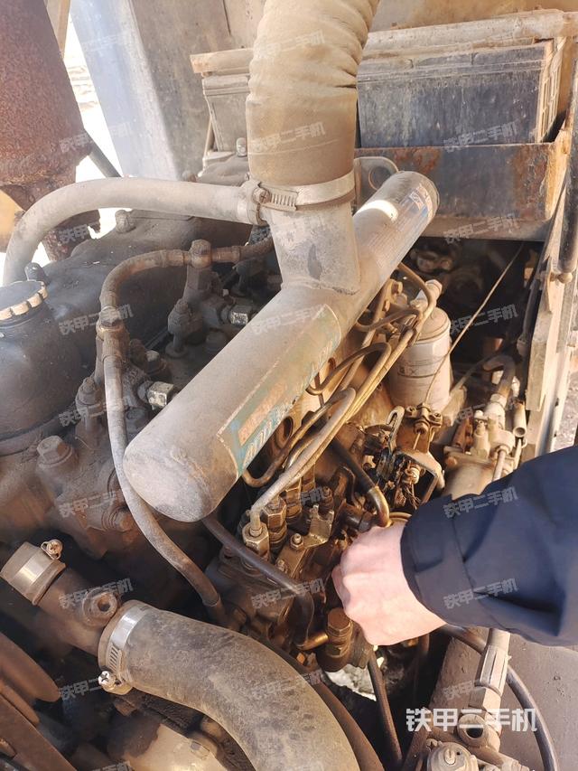 發(fā)動機艙液壓泵全景（壓路機發(fā)動機艙）