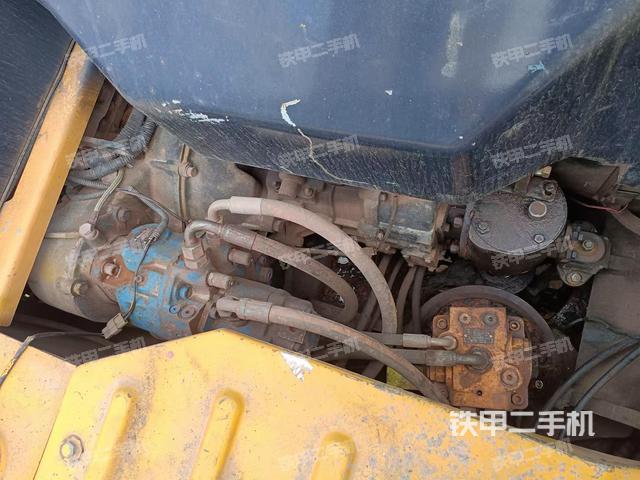 液壓泵艙室正面整體(整機(jī)外觀) 液壓泵艙室正面整體(整機(jī)外觀)