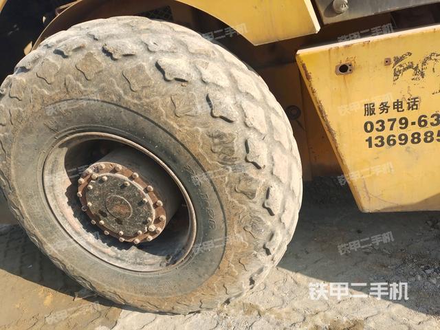 后輪右側(cè)全景（壓路機(jī)前后車架）