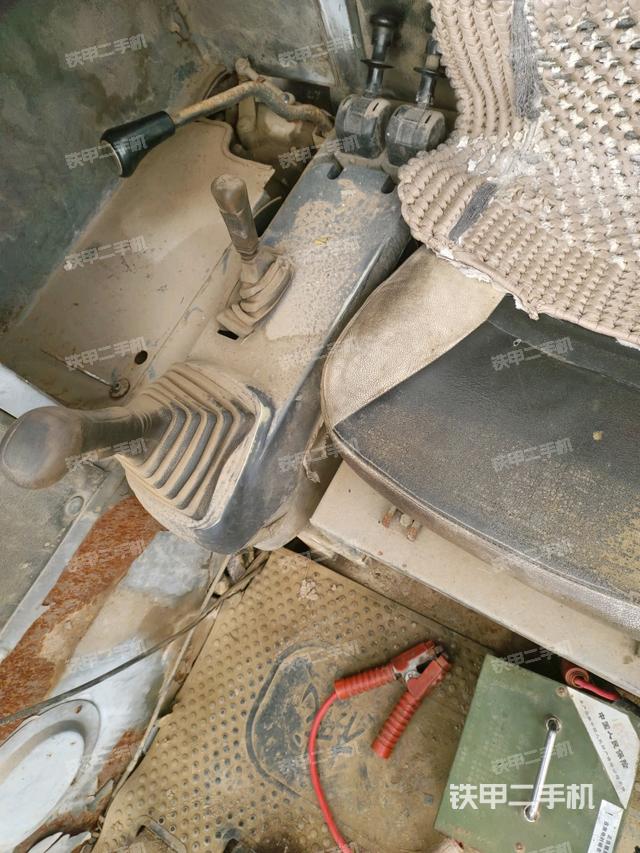 座椅右側(cè)控制臺(tái)/鑰匙門(mén)/油門(mén)/含右手柄(駕駛室部分) 座椅右側(cè)控制臺(tái)/鑰匙門(mén)/油門(mén)/含右手柄(駕駛室部分)