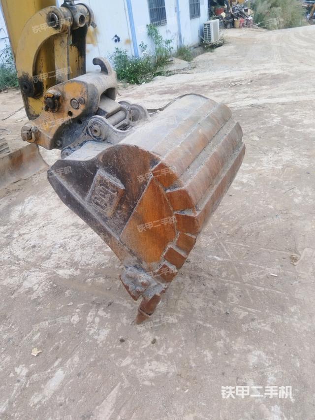 鏟斗右后整體(工作和回轉(zhuǎn)裝置) 鏟斗右后整體(工作和回轉(zhuǎn)裝置)