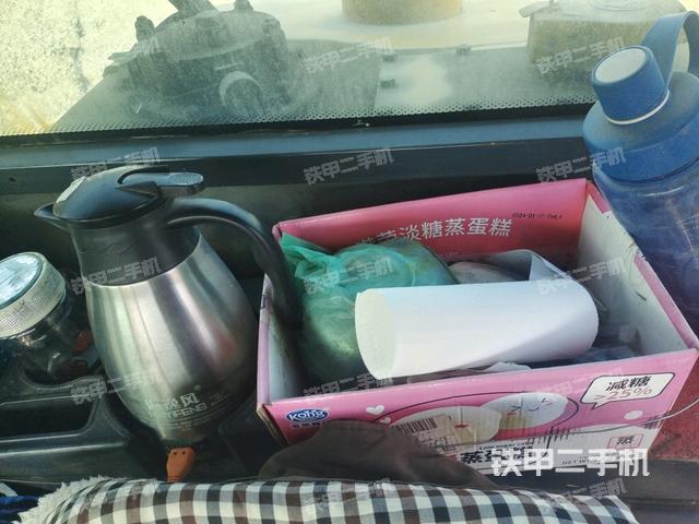 操作臺(tái)全景（壓路機(jī)駕駛室）