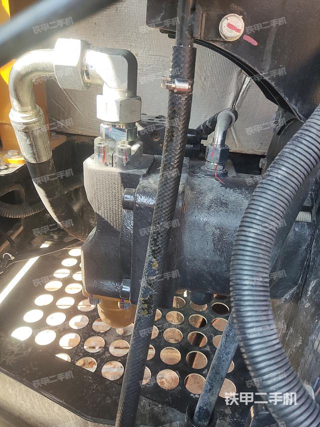液壓泵艙室正面整體(整機(jī)外觀) 液壓泵艙室正面整體(整機(jī)外觀)