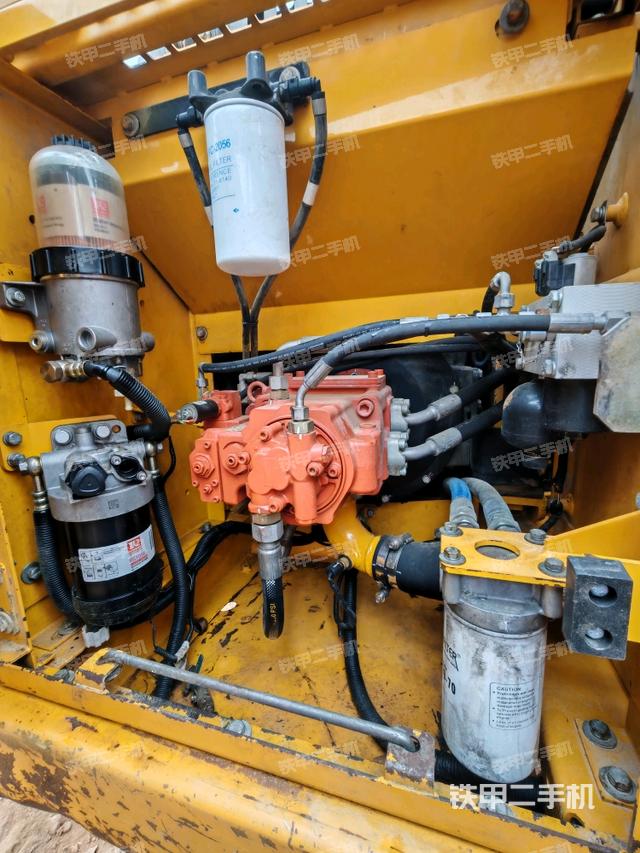 液壓泵艙室正面整體(整機(jī)外觀) 液壓泵艙室正面整體(整機(jī)外觀)