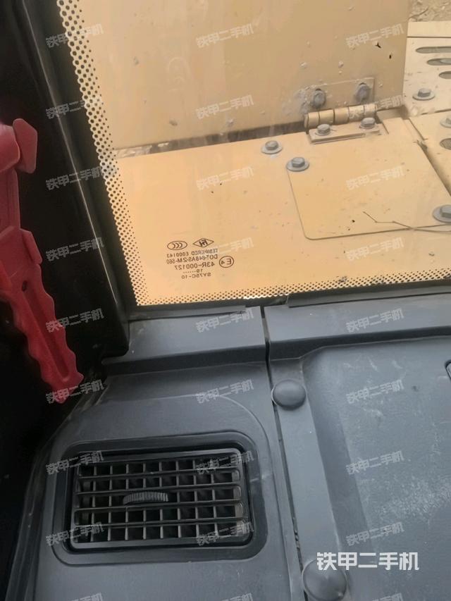 左后方玻璃角標（駕駛室部分）