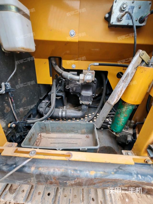 液壓泵艙室正面整體（整機(jī)外觀）