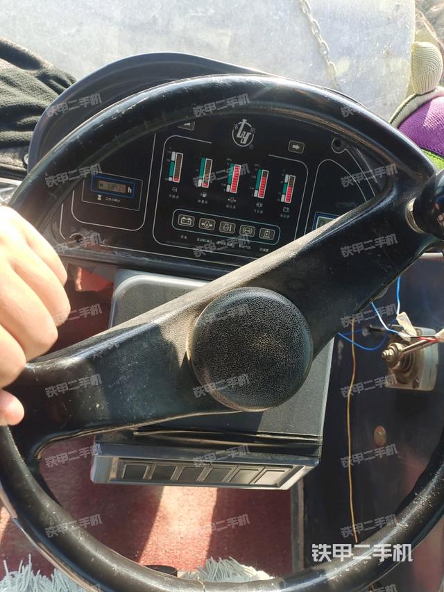 駕駛室側(cè)向上照全景（壓路機(jī)駕駛室）