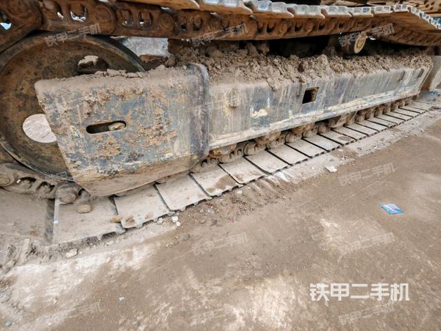 單側(cè)履帶整體(整機(jī)外觀) 單側(cè)履帶整體(整機(jī)外觀)