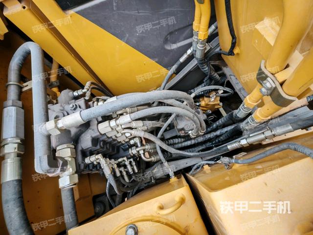 回轉(zhuǎn)馬達(dá)和主控閥(整機(jī)外觀) 回轉(zhuǎn)馬達(dá)和主控閥(整機(jī)外觀)