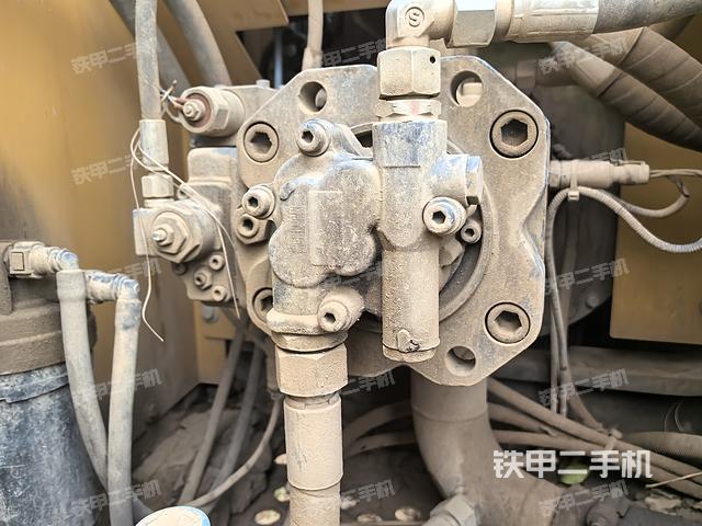 液壓泵艙室正面整體（整機外觀）