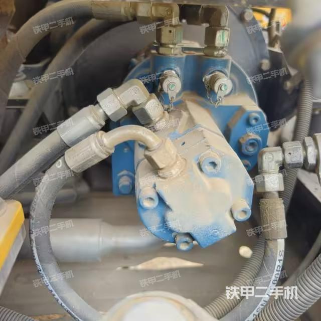 液壓泵艙室正面整體(整機外觀) 液壓泵艙室正面整體(整機外觀)