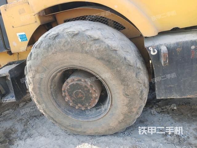 后輪左側(cè)全景（壓路機(jī)前后車架）