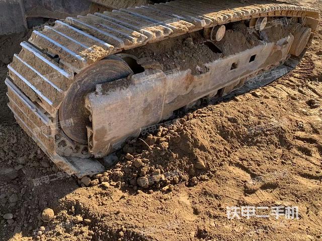 單側(cè)履帶整體(整機(jī)外觀) 單側(cè)履帶整體(整機(jī)外觀)