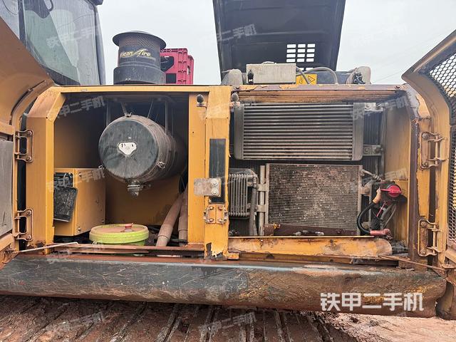 散熱器正面(大件艙室) 散熱器正面(大件艙室)