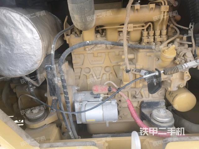 液壓泵艙室正面整體(整機外觀) 液壓泵艙室正面整體(整機外觀)