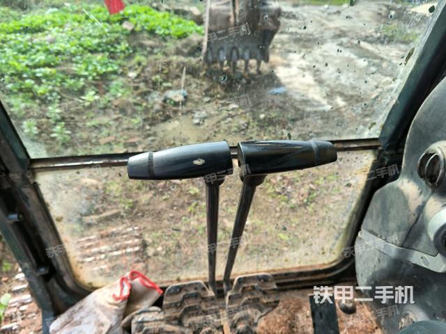 行走控制手柄和踏板?俯拍（駕駛室部分）