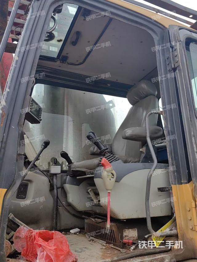 駕駛室操作臺(設(shè)備外觀及核心部件) 駕駛室操作臺(設(shè)備外觀及核心部件)