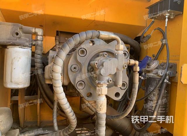 液壓泵艙室正面整體（整機外觀）