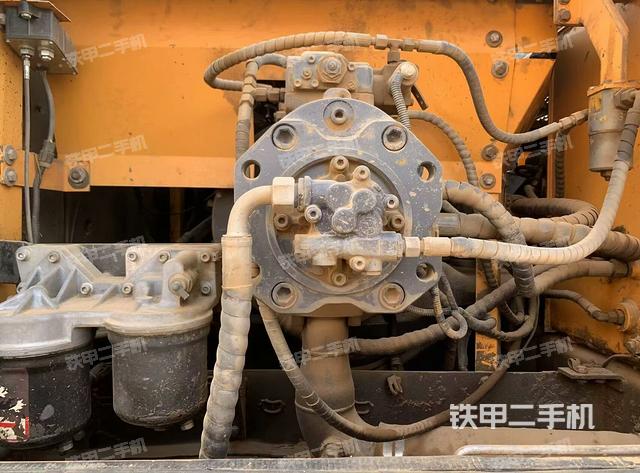 液壓泵艙室正面整體(整機外觀) 液壓泵艙室正面整體(整機外觀)