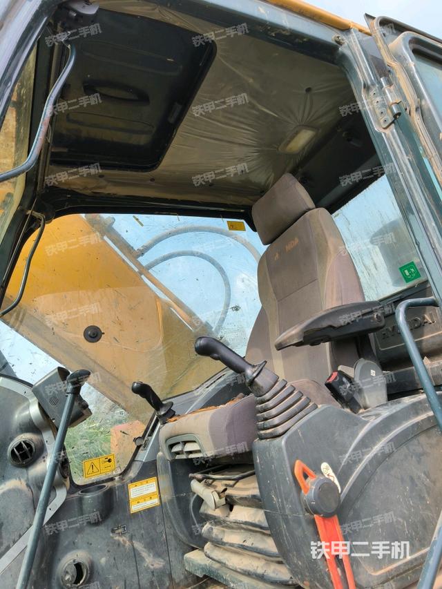 左后方玻璃角標(biāo)（駕駛室部分）