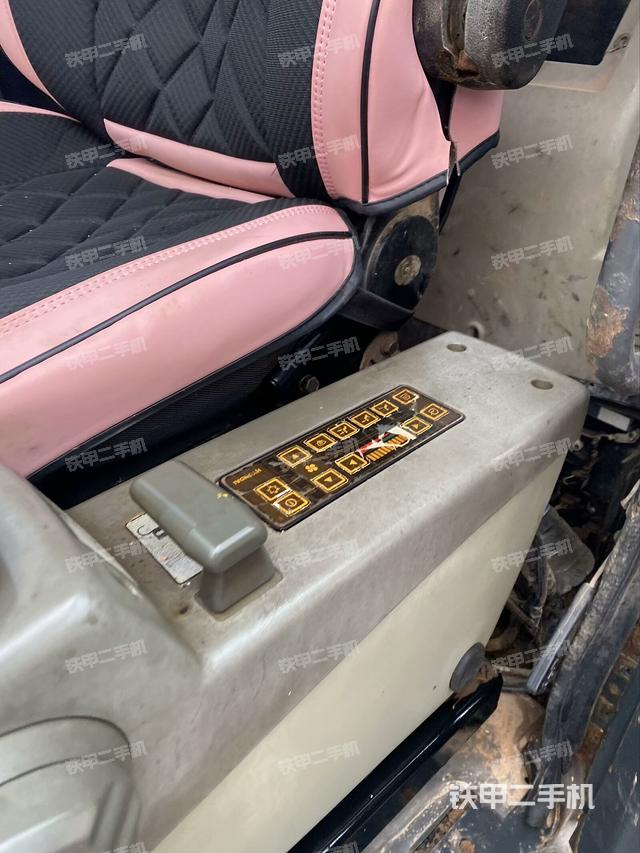 座椅左側(cè)控制臺(tái)/音響/含左手柄（駕駛室部分）