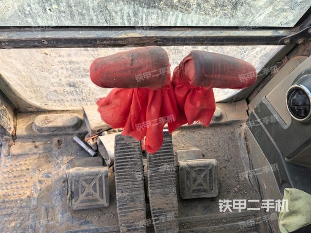 行走控制手柄和踏板?俯拍（駕駛室部分）