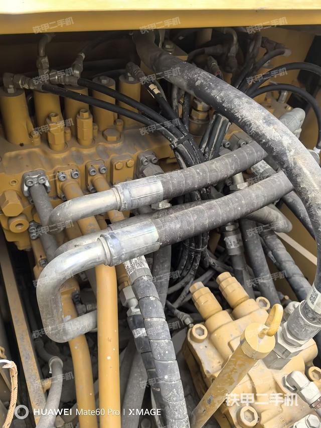 回轉(zhuǎn)馬達(dá)和主控閥（整機(jī)外觀）