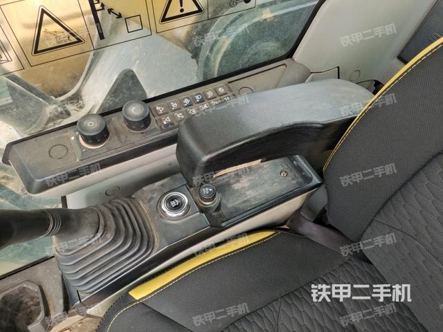 左后方玻璃角標(biāo)(駕駛室部分) 左后方玻璃角標(biāo)(駕駛室部分)