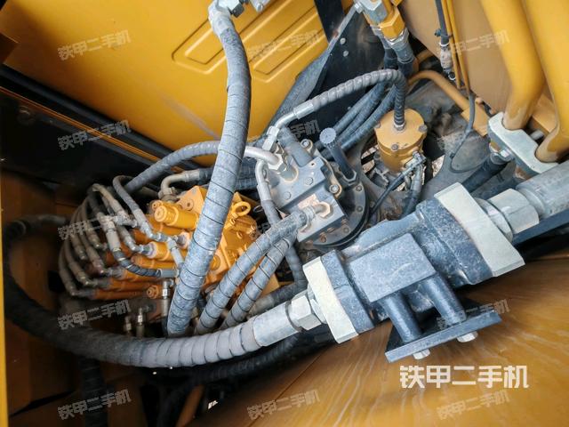 回轉(zhuǎn)馬達(dá)和主控閥(整機(jī)外觀) 回轉(zhuǎn)馬達(dá)和主控閥(整機(jī)外觀)