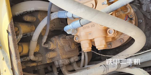 回轉(zhuǎn)馬達(dá)和主控閥（整機(jī)外觀）